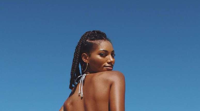 Tina Calamba exudes beauty in bikini photos on the beach