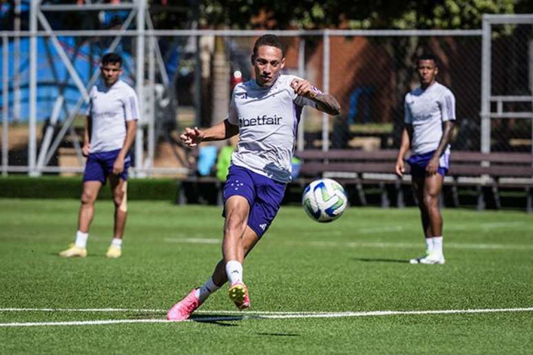 Treino do Cruzeiro desta sexta-feira no campo sintético da Toca da Raposa –