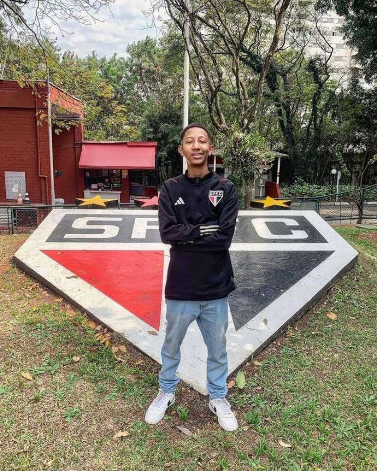 Willyans Paulo visita o CT do S&atilde;o Paulo ap&oacute;s sofrer racismo no Morumbi.