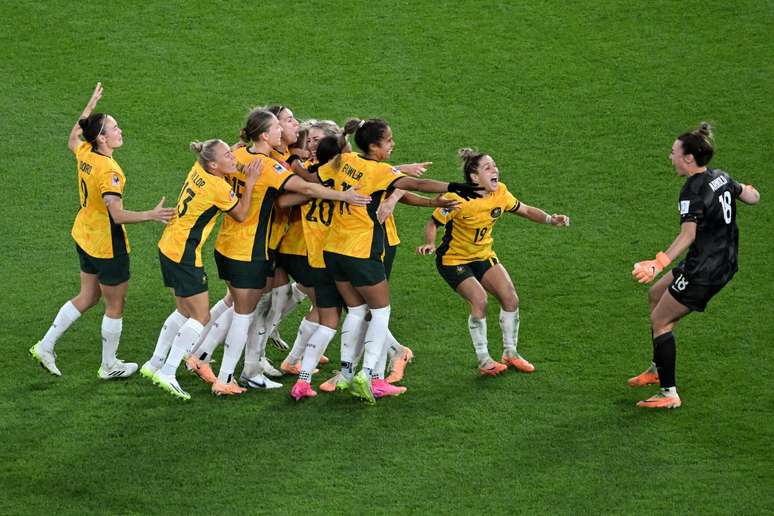 A goleira Arnold, no canto direito da foto, comemora a classificação inédita da seleção australiana às semifinais da Copa Feminina