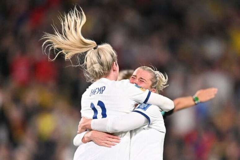 Camisa 11 da Inglaterra e do Manchester City, a atacante Lauren Hemp brilha e comemora a vitória das leoas em jogo difícil contra a Colômbia