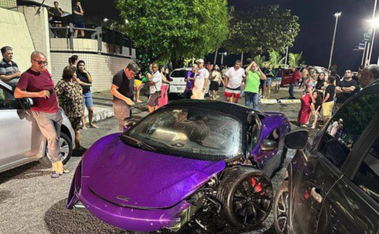 Carro de luxo avaliado em mais de R$ 2 mi fica destruído após colisão em Maceió