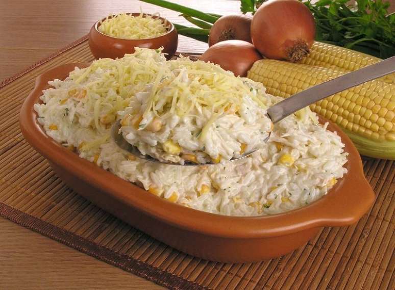 Baked rice with creamy chicken for a quick lunch