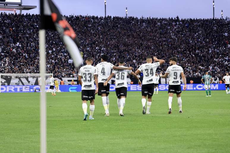 São Paulo vira sobre o Corinthians e larga na frente na final do