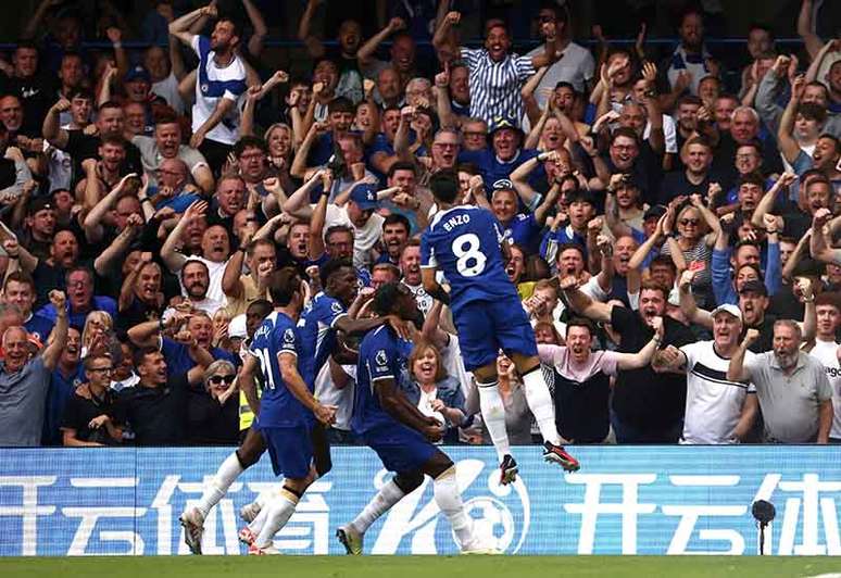 Chelsea e Man City empatam em jogão de oito gols e embolam tabela