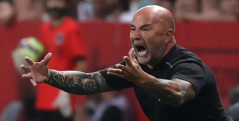 O técnico do Flamengo, o argentino Jorge Sampaoli, só abre a boca durante o jogo; no CT Ninho do Urubu, faz mudanças no time titular e não bate papo com os subordinados