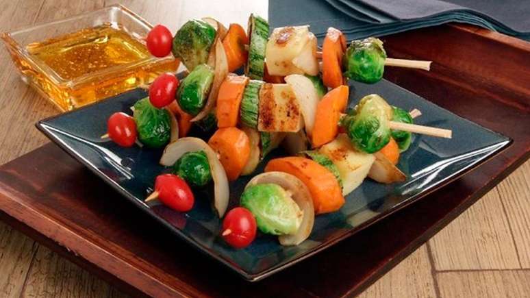 Espetinho vegetariano com queijo coalho