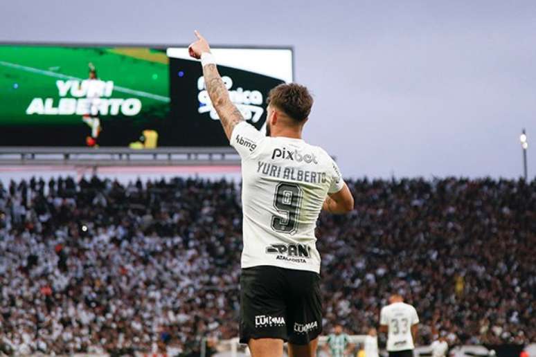 De virada, Corinthians vence Coritiba e chega a 11 jogos de