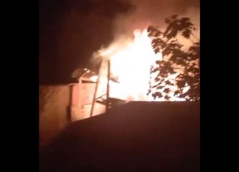 VIDEO: The house is completely destroyed by fire in Porto Alegre