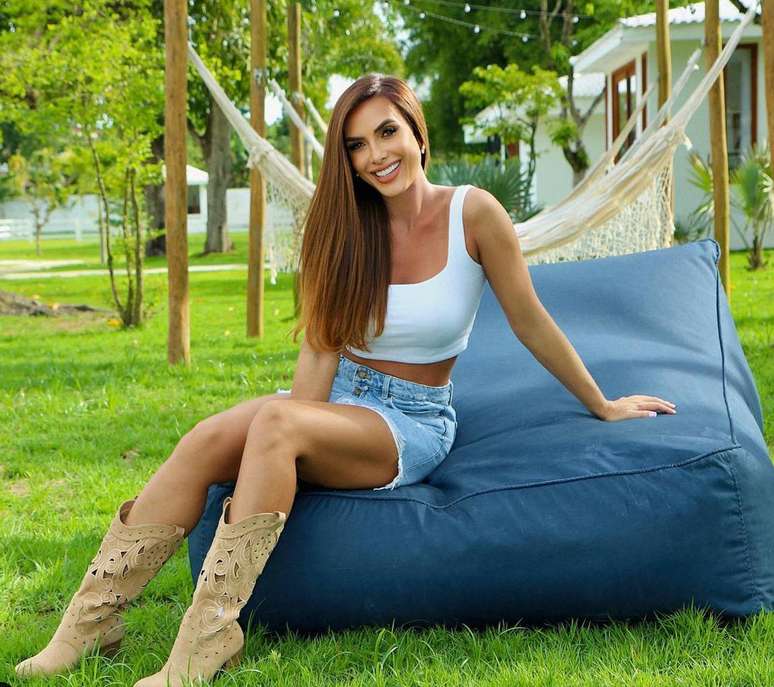 Nicole Bahls no redário da sua mansão