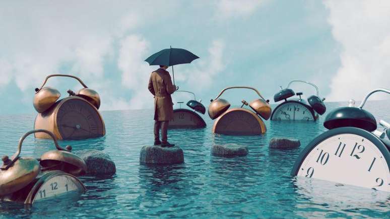 Ilustração de homem segurando guarda-chuva enquanto atravessa rio caminhando sobre pedras enquanto relógios flutuam ao redor dele