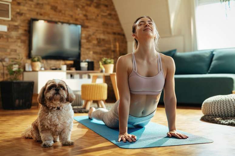Dia da Yoga: conheça os benefícios e pratique em casa