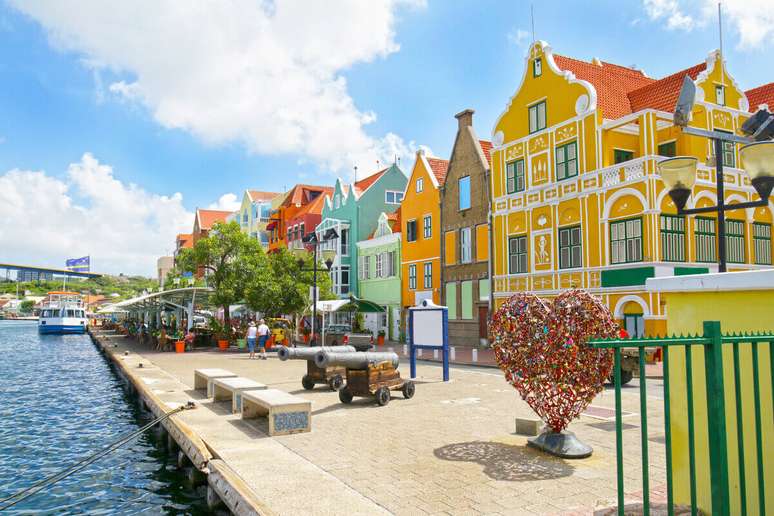 Casas coloridas é um dos charmes da capital de Willemstad 