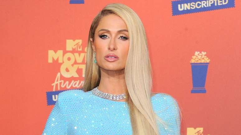 Paris Hilton é detonada na web após ser flagrada de férias no Havaí -