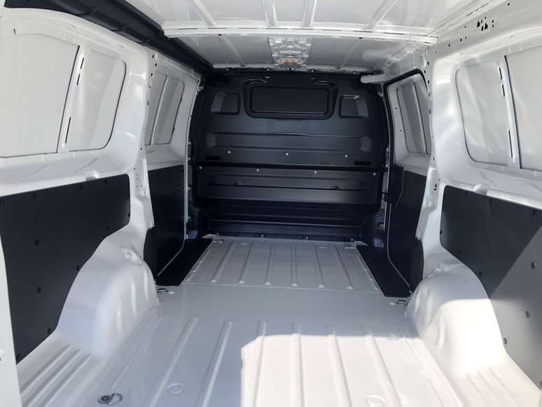 Peugeot e-Expert &eacute; op&ccedil;&atilde;o "limpa" para entregas  urbanas no Pa&iacute;s.