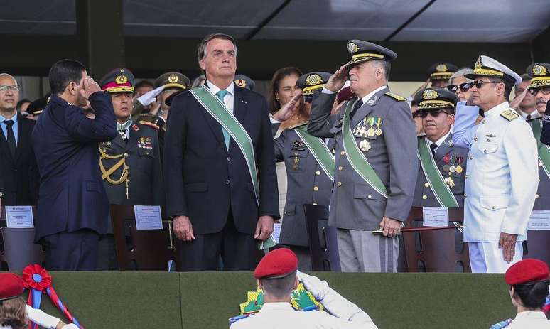 Especialistas apontam que Bolsonaro promoveu uma aproximação significativa entre a política e os militares