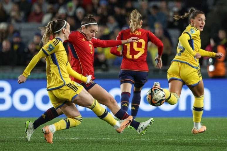 Asllani (à esquerda, de amarelo) tenta iniciar um ataque sueco, mas recebe a marcação da espanhola Teresa Abelleira –