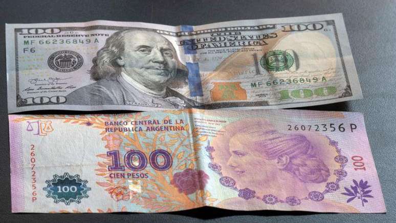 A nota de 100 pesos argentinos vale menos de 20 centavos de dólar