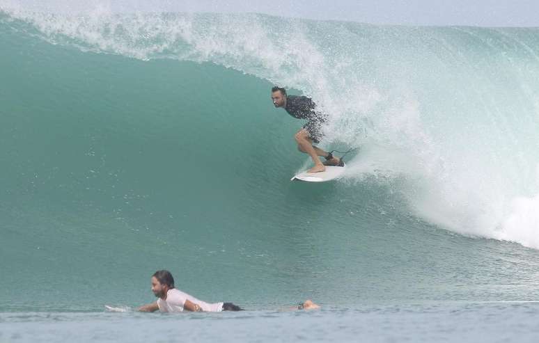 Surfista troca pranchas por câmeras e tira fotos de dentro do mar