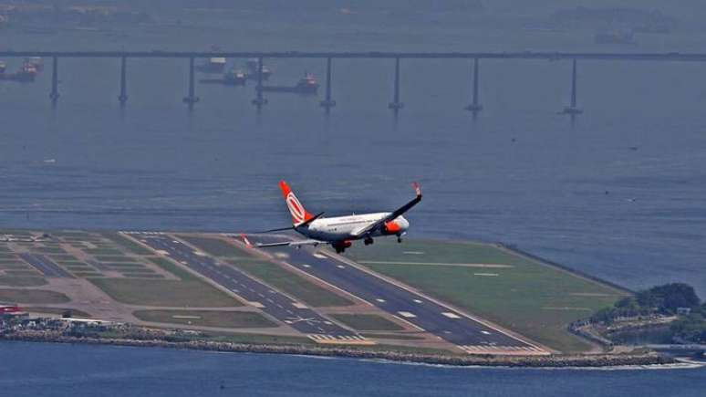 Avião se prepara para aterrissar no aeroporto Santos Dumont, no centro do Rio