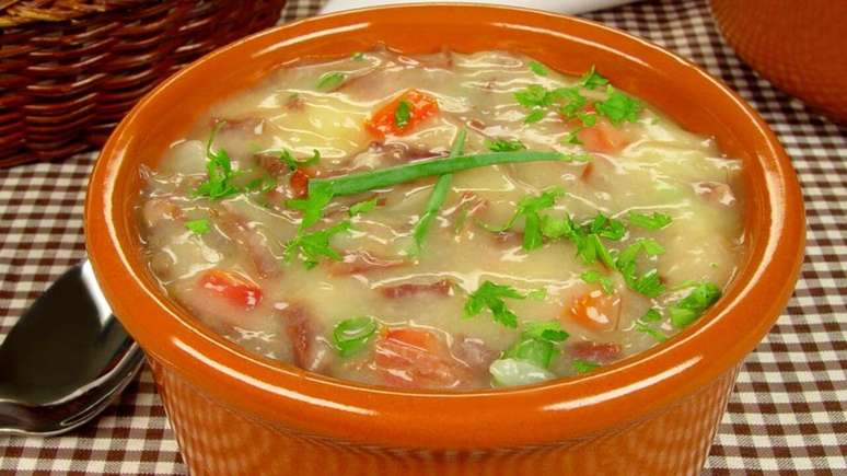 Caldinho de mandioca com carne-seca