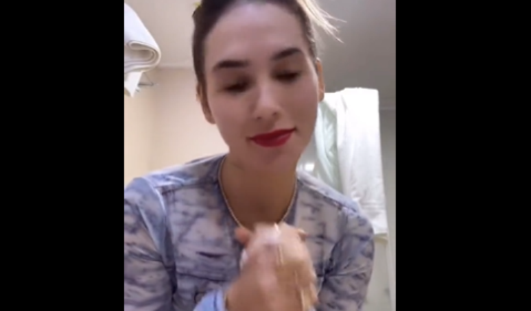 Virginia Fonseca tries to prove that the new lipstick is resistant and the fans react: ‘Trambiqueira’