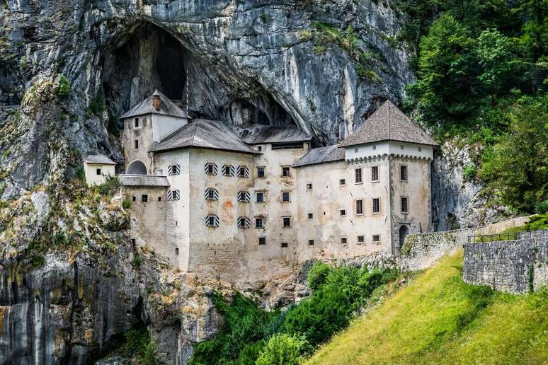 Castelo de Predjama é uma das maravilhas que remetem à Idade Média 