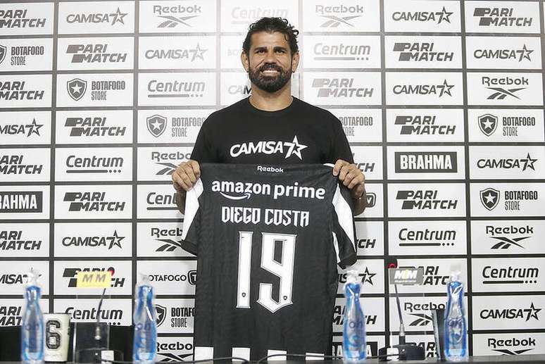 Diego Costa exibe a camisa 19, que era de Segovinha –