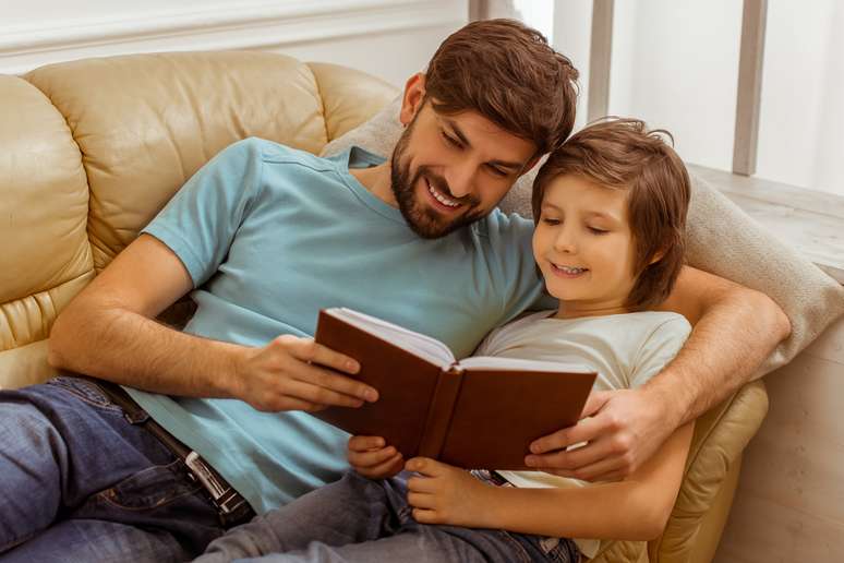 Crianças precisam ver o exemplo da leitura nos pais 