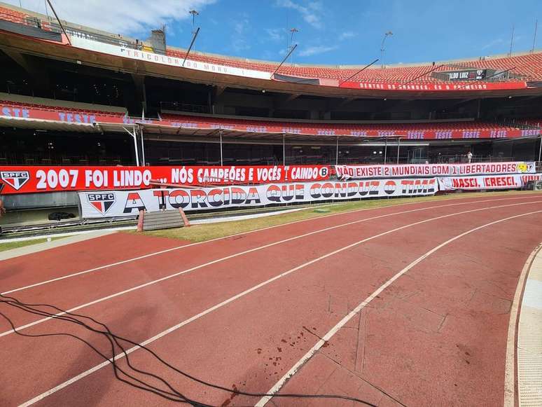 Torcida do São Paulo provoca Corinthians com faixas no Morumbi