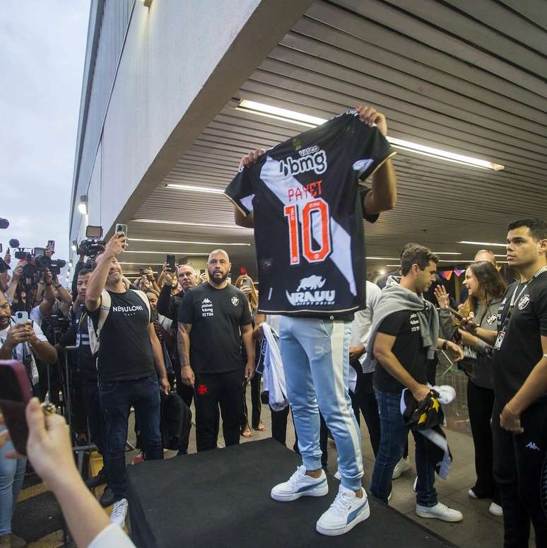 Com Festa Da Torcida Do Vasco Payet Desembarca No Rio