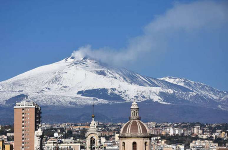 Vista de Catânia com o Monte Etna ao fundo