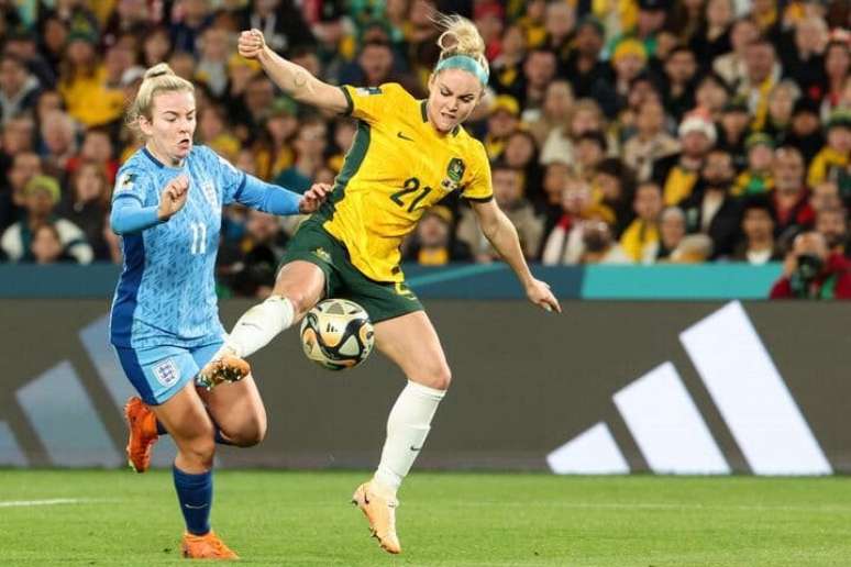 Lauren Hemp, de azul, disputa a bola com Carpenter. Mas ela ganha o lance e faz o segundo gol das inglesas –