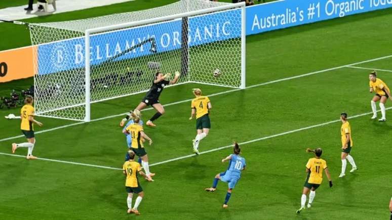 Primeiro gol da Inglaterra contra Austrália, feito por Ella Toorne