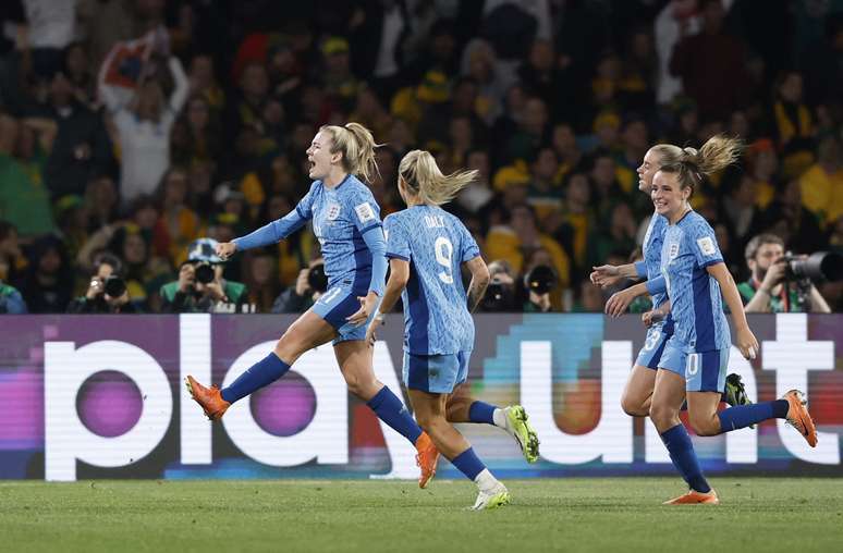 Lauren Hemp comemora gol da Inglaterra
