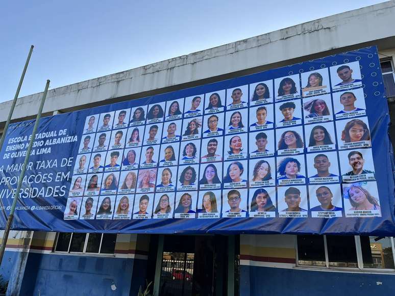 Banner instalado em frente &agrave; escola mostra os alunos aprovados no vestibular em 2022