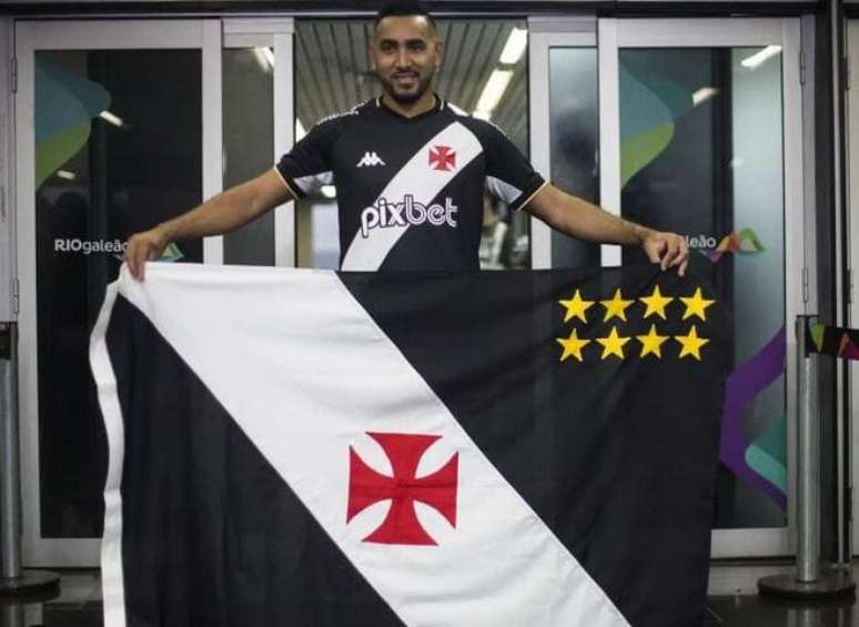 Payet recebeu a camisa e a bandeira do Vasco no saguão do aeroporto –