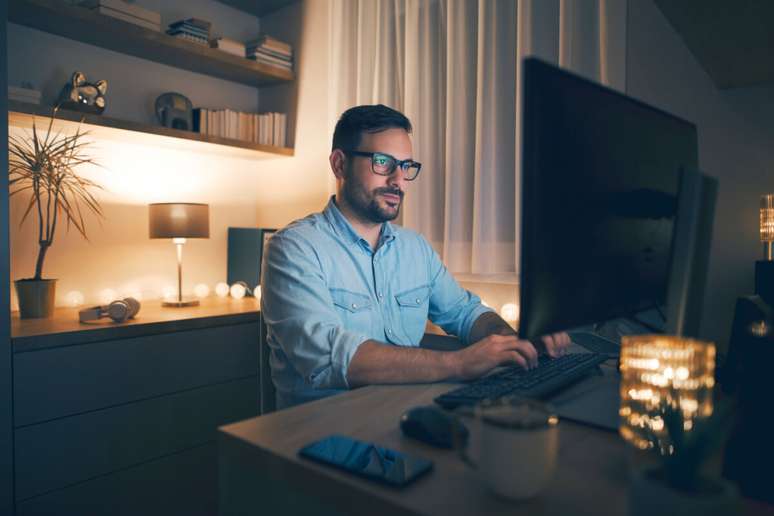 O burnout pode drenar a energia de trabalho gradualmente 