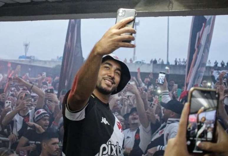 Payet chega&nbsp; e &eacute; recepcionado por cerca de cinco mil&nbsp; vasca&iacute;nos no Aeroporto &ndash;