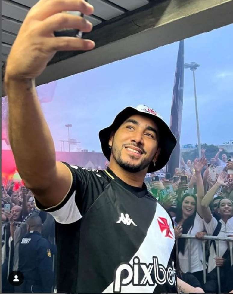 Payet tira selfie com a multidão de vascaínos ao fundo –