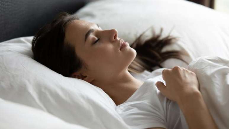 Muitas pessoas t&ecirc;m mais facilidade para dormir quando se deitam voltadas para cima &ndash; mas esta n&atilde;o &eacute; necessariamente a melhor posi&ccedil;&atilde;o.