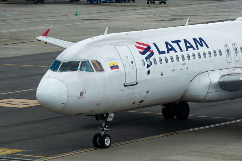 Avião da Latam é visto em uma estrada de táxi no Aeroporto Internacional El Dorado de Bogotá, na Colômbia, 28 de julho de 2023