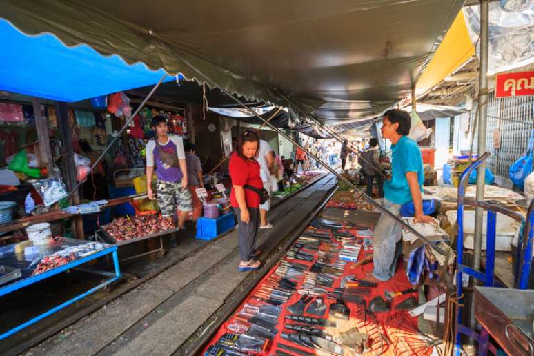 Mercado de rua funciona normalmente enquanto o trem não está passando.