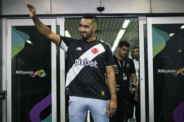 Payet is greeted with cheers by Vasco fans upon arriving at RJ