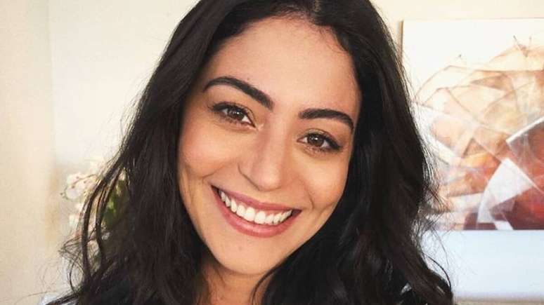 Carol Castro shocks the web by showing essay surrounded by snakes: ‘Courage’