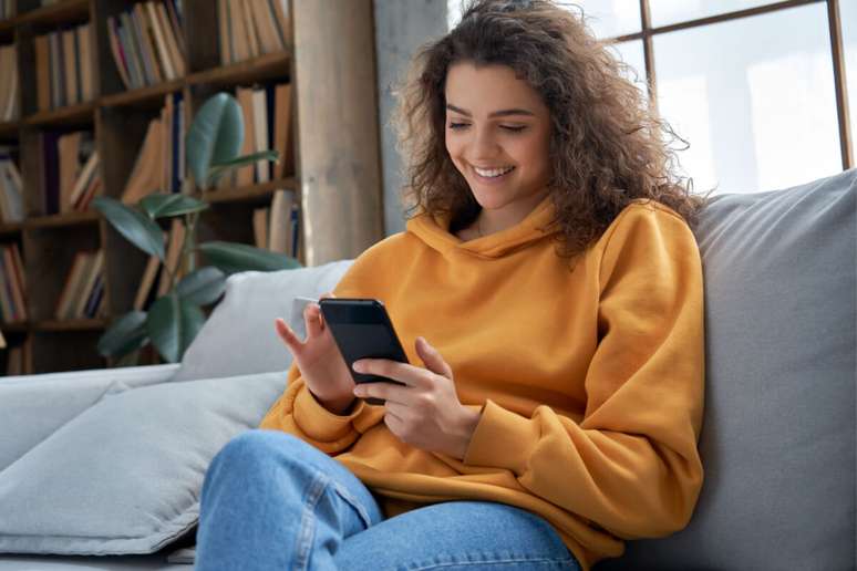Estudos têm sido realizados para identificar como a luz de aparelhos celulares ou computadores pode comprometer a pele