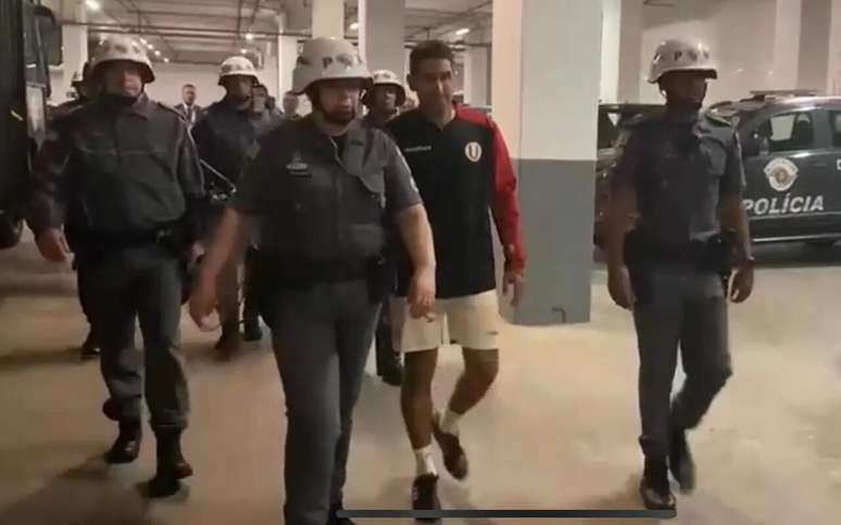 Preparador acusado de racismo em Corinthians x Universitario é punido pela Conmebol