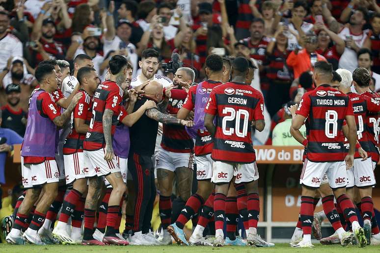 Grupo unido! Jogadores do Flamengo celebram vitória sobre o São