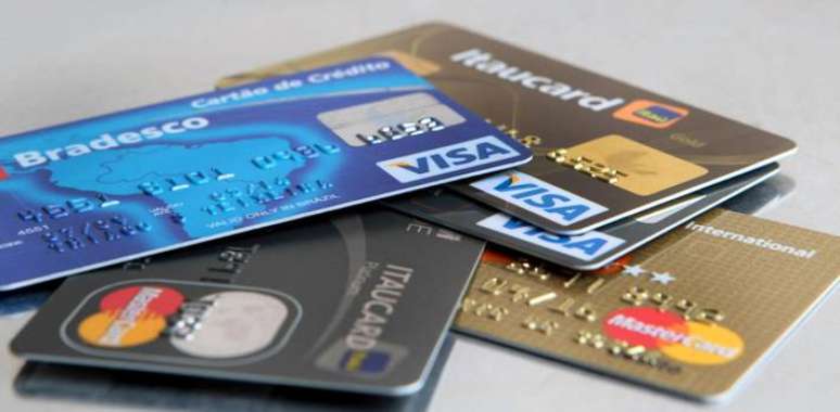 Rotativo do cartão de crédito é a linha de crédito mais cara existente hoje no País, com juros médios de mais de 437% ao ano.
