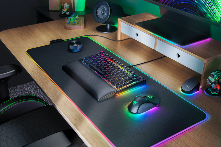 Razer BlackWidow V4 75% chega em breve ao Brasil nas cores preto ou branco (Imagem: Divulgação/Razer)